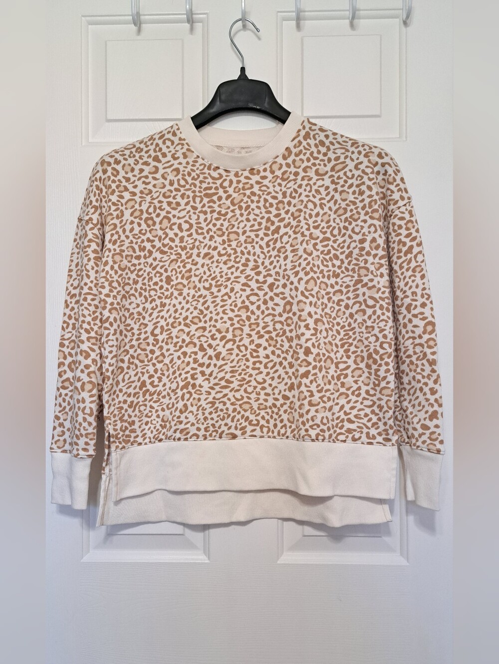 Time and Tru Women's Relaxed Fit Leopard Print Crewneck Sweatshirt